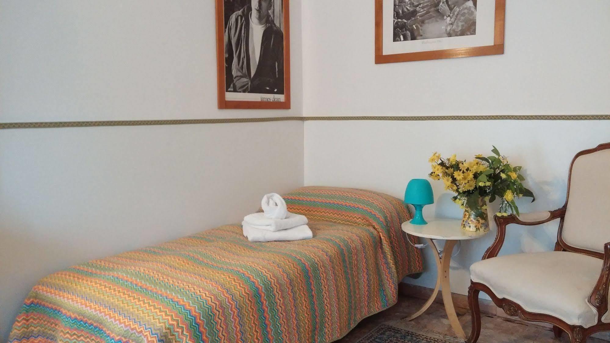 Venice Treviso Airport Bed Ngoại thất bức ảnh A couch in a psychoanalyst's office