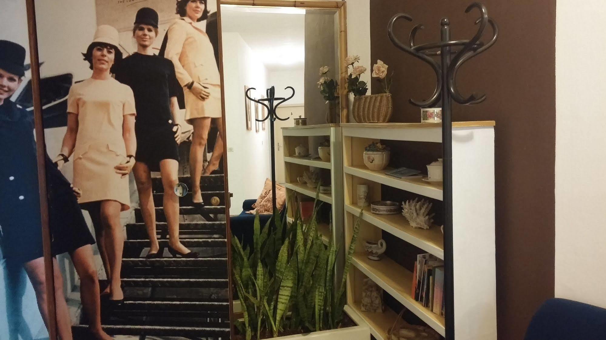 Venice Treviso Airport Bed Ngoại thất bức ảnh A coat rack